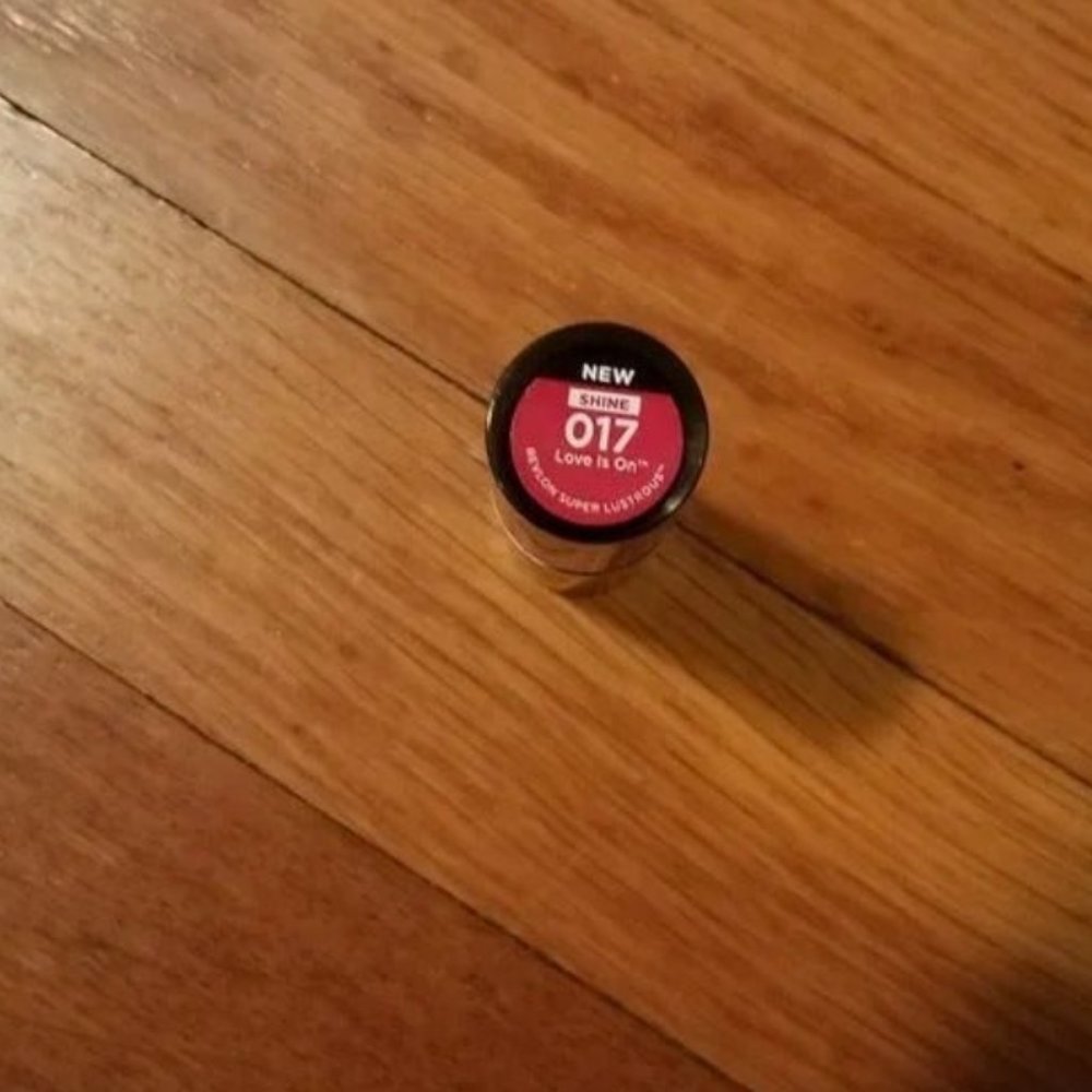 New Revlon Glass Shine Lipstick 017 Love is On